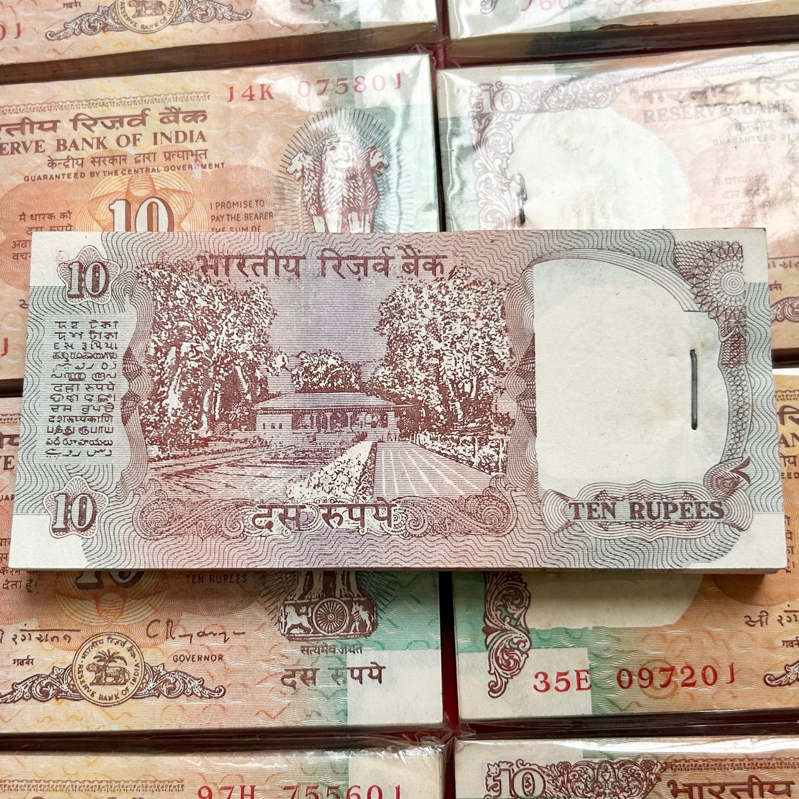 Extremely Rare Ten Rupee Shalimar Issue Bundle Governor C Rangarajan Serial Wise Gaddi 100 Notes Packet - Image 2