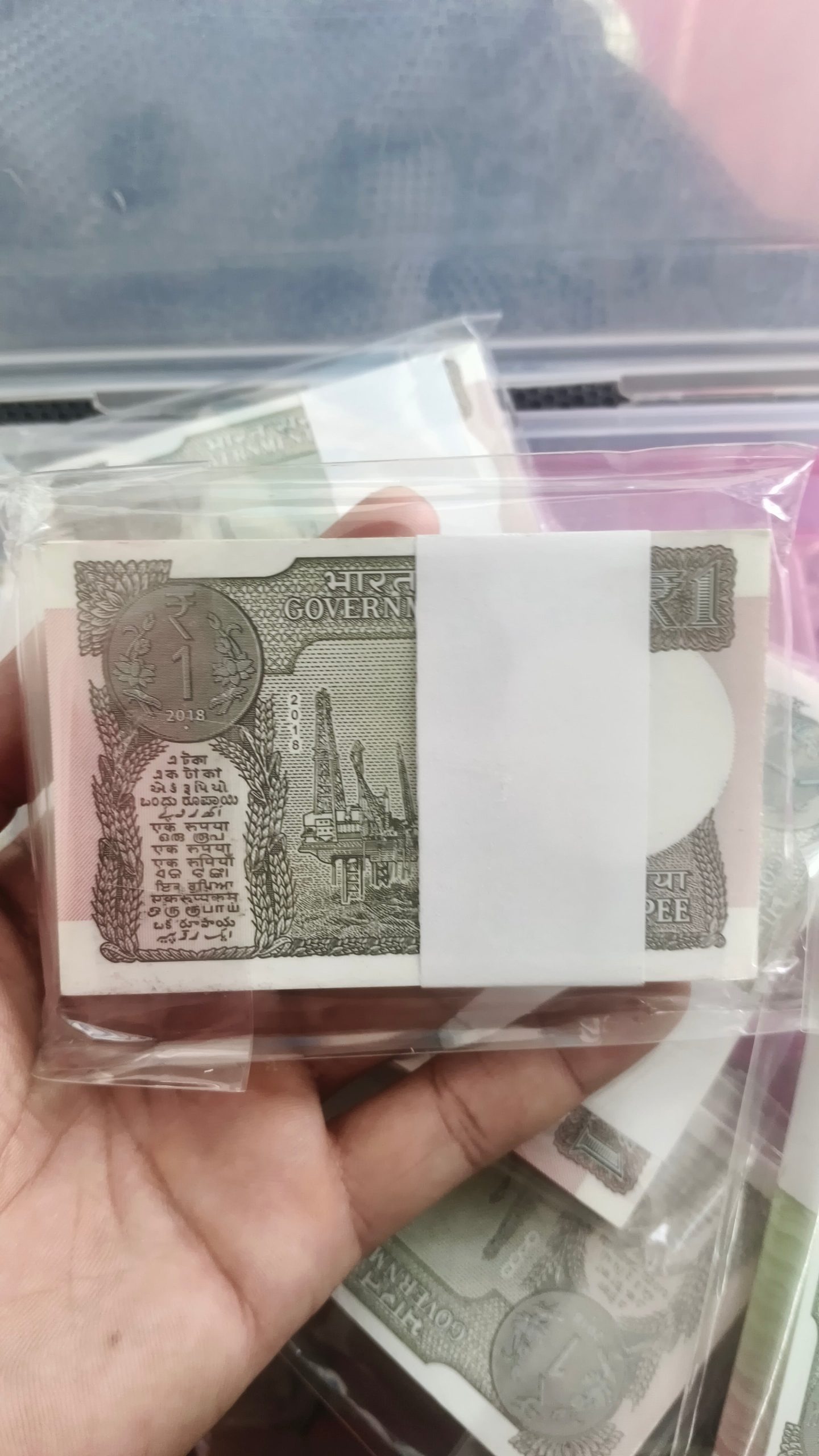 Most Demanding and Valuable One Rupee 2018 Bundle 100 Note Packet Serial Wise New Fresh Notes Sign By Subhash Garg Single Bundle Given - Image 4