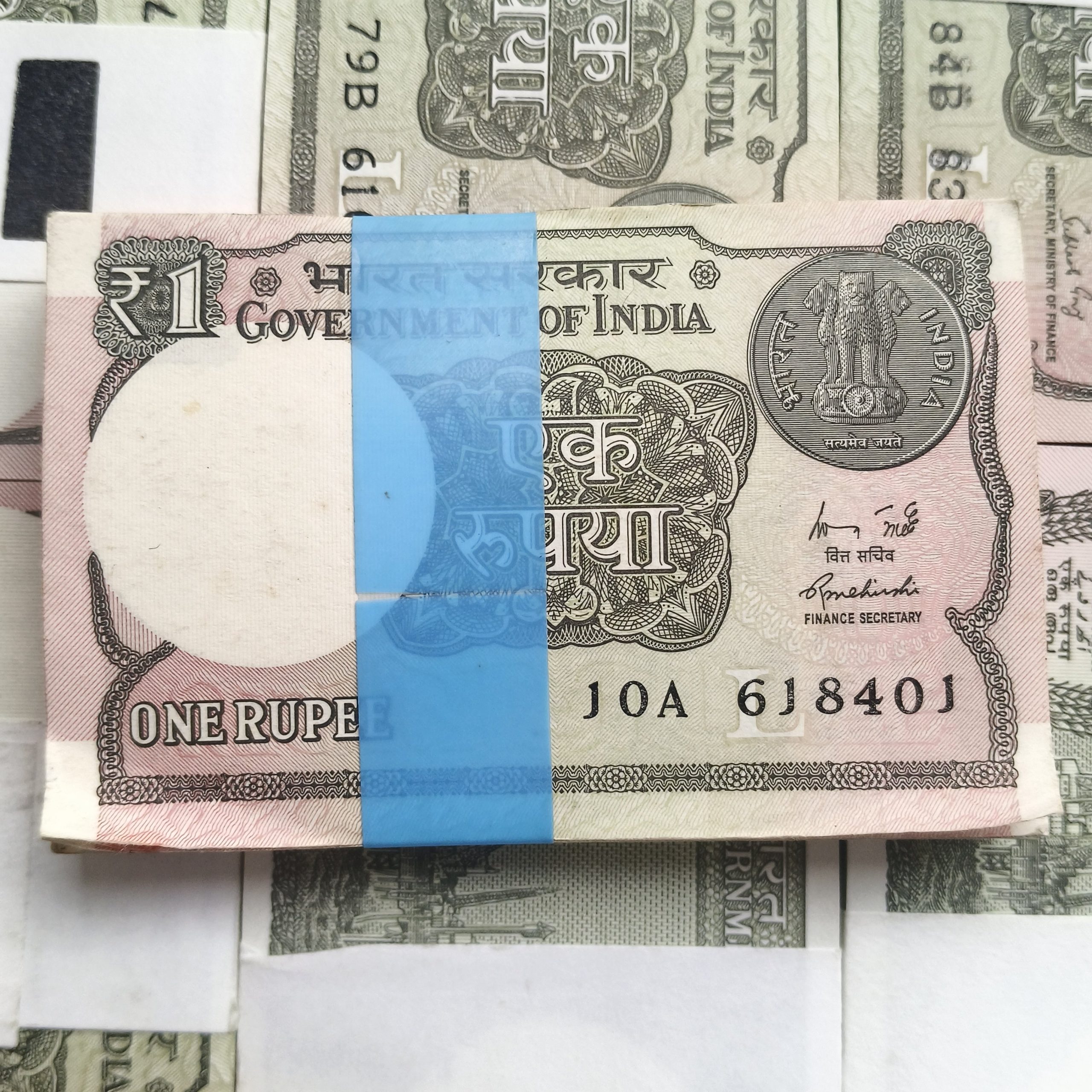 Demanding Rare One Rupee Bundle 100 Note Packet Serial Wise New Fresh Notes Sign By Rajiv Meharshi Year 2015 Single Bundle Given
