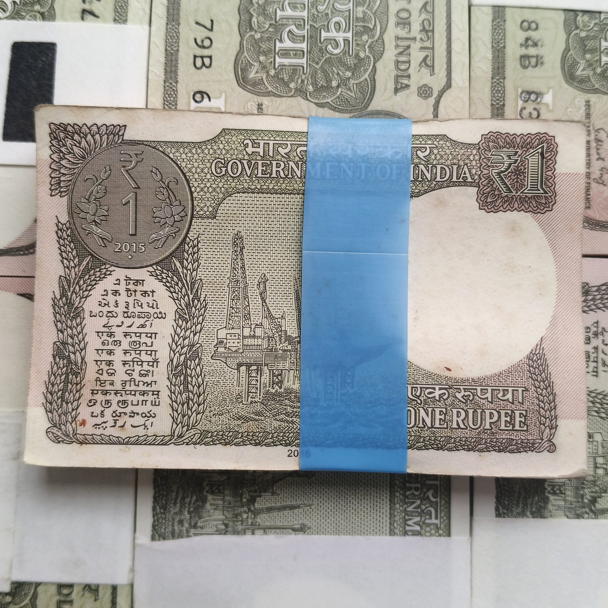 Demanding Rare One Rupee Bundle 100 Note Packet Serial Wise New Fresh Notes Sign By Rajiv Meharshi Year 2015 Single Bundle Given - Image 2